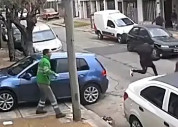 Barrendero frustra robo de auto a escobazos