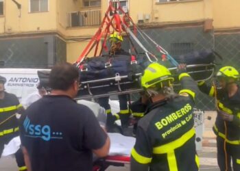 Bomberos trasladan a hombre de 300 kilos a hospital