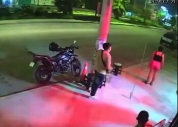 Motociclista impide el secuestro de una mujer en Nuevo León