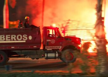 Tres restaurantes en Playa Papagayo, Acapulco, fueron arrasados por un incendio