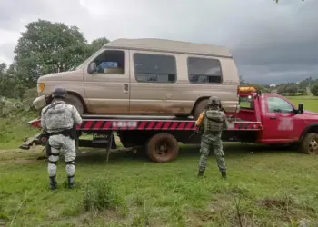 Confiscan camioneta con 2 mil 700 litros de huachicol