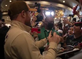 Canelo, sube historias echándose un “caguamón”