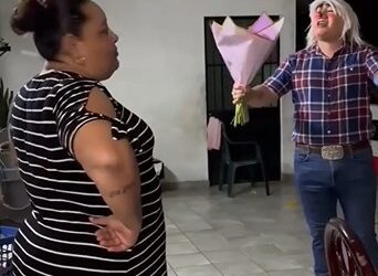 Mujer corre y agrede a payaso que le llevaba flores