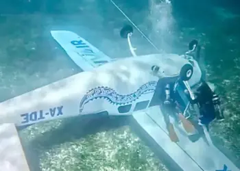 Avioneta cae al mar frente a Cozumel