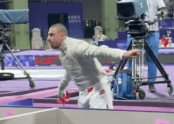 Un esgrimista le grita al árbitro tras ser descalificado en Juegos Olímpicos