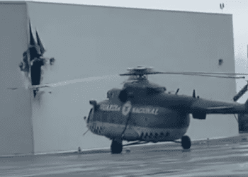 Un helicóptero de la Guardia Nacional se estrella contra hangar