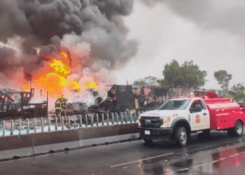 Incendio consume casas de madera y cartón en Neza