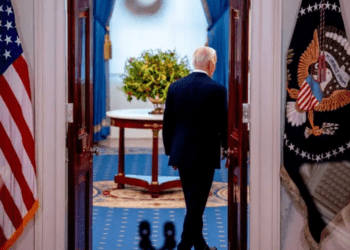 Biden está dudando si continuar la carrera presidencial, afirman medios