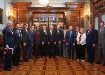 AMLO se reúne con legisladores de EU en Palacio Nacional