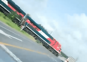 Tren embiste a vehículo de carga en carretera de Nuevo León