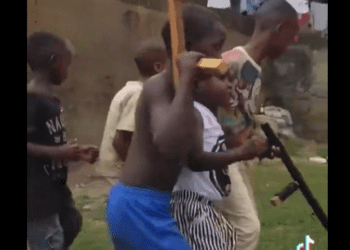 Niños de Uganda recrean atentado contra Donald Trump en TikTok