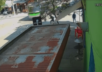 Adolescente roba un teléfono y es atropellado por un autobús