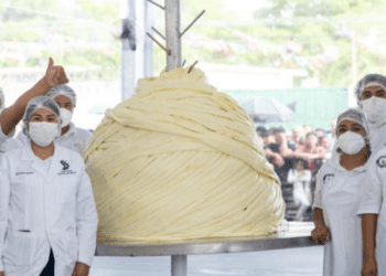 Oaxaca logra el récord Guinness con el quesillo más grande del mundo