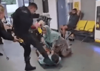 Policía patea a un musulmán durante revisión en aeropuerto de Manchester