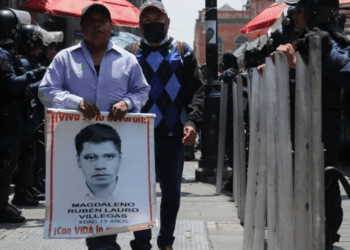 Padres de normalistas desaparecidos se reúnen con Sheinbaum