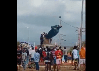 Protestas en Venezuela: Manifestantes derriban estatua de Hugo Chávez
