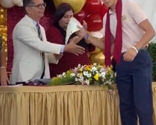 Estudiante insulta a director en su graduación