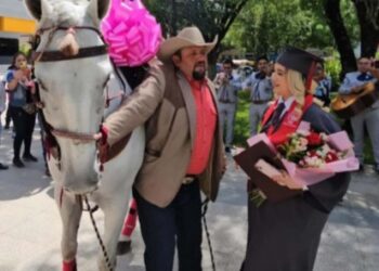 Papá regala a su hija caballo, por graduarse
