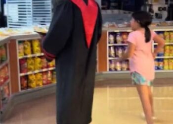 Graduado visita a su papá en el trabajo y festejan juntos