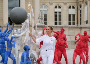 ¡Está en París! La Antorcha Olímpica es recibida en una Gran Ceremonia