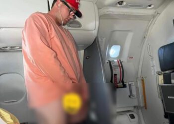 Avión aterriza de emergencia por pasajero borracho que orinó en el pasillo