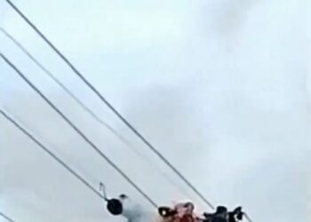 Hombre se atora en cables y muere electrocutado