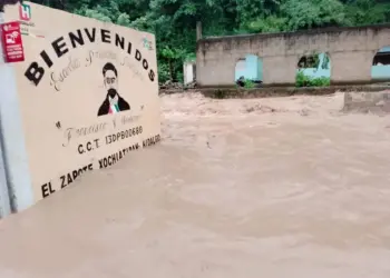 Comunidad se inunda; pobladores usan escaleras y cuerdas