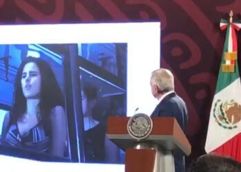 Luisa María Alcalde de joven cantando en camión