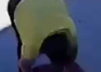 Mujer mete a niño en maleta