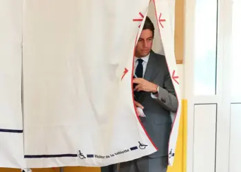 Primer ministro francés renuncia por victoria de izquierda