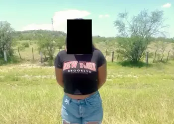 Detienen a mujer que llevaba a migrantes en camioneta