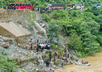 Un deslave en Nepal arrastró autobuses, dejando 63 personas desaparecidas