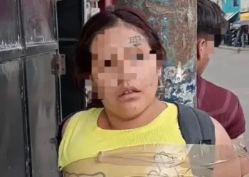 Pareja de ladrones es amarrada a poste