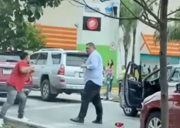 Chofer y automovilista desquician tráfico por pelea