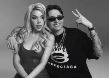 Peso Pluma sorprende con nuevo look en video de “Tommy y Pamela”