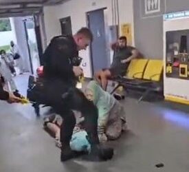 Policía patea a hombre en la cabeza en Manchester