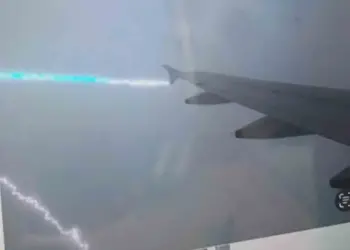 Pasajero captura cuando rayo alcanza avión