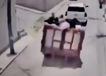 Camioneta de redilas se queda sin frenos