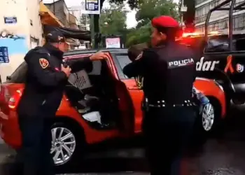Roban auto con bebé abordo