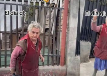 Viejita golpea con martillo el auto de un joven