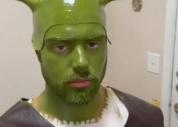 Se equivoca de disfraz y se hace viral