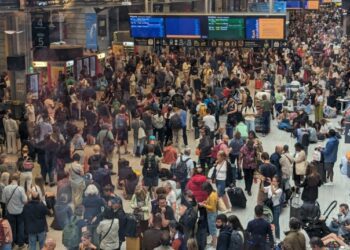 Turistas sufren retrasos en trenes de Francia