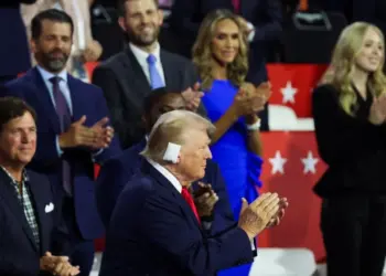 Trump reaparece con oreja vendada