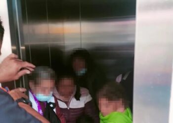 Usuarios quedaron atrapados en un elevador del Metro debido a sobrecarga