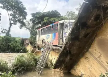 Autobús de pasajeros cae a rio en Veracruz