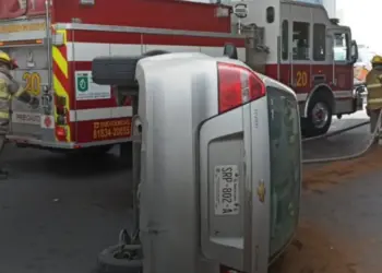 Se salvan de milagro tras volcadura e incendio de su auto