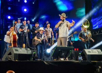 Carín León, hace vibrar a la Plaza 28 de Julio