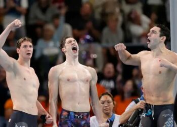 Estados Unidos gana su primer oro en París en los relevos 4x100 metros libres