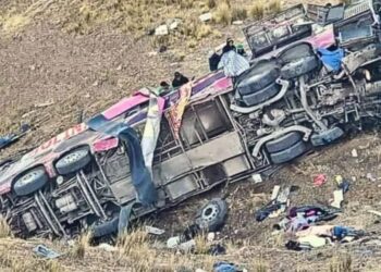Caída de autobús en los Andes peruanos deja más de 20 muertos