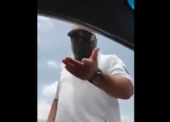 Agentes de migración encapuchados detienen a conductor en carretera Monterrey-Reynosa